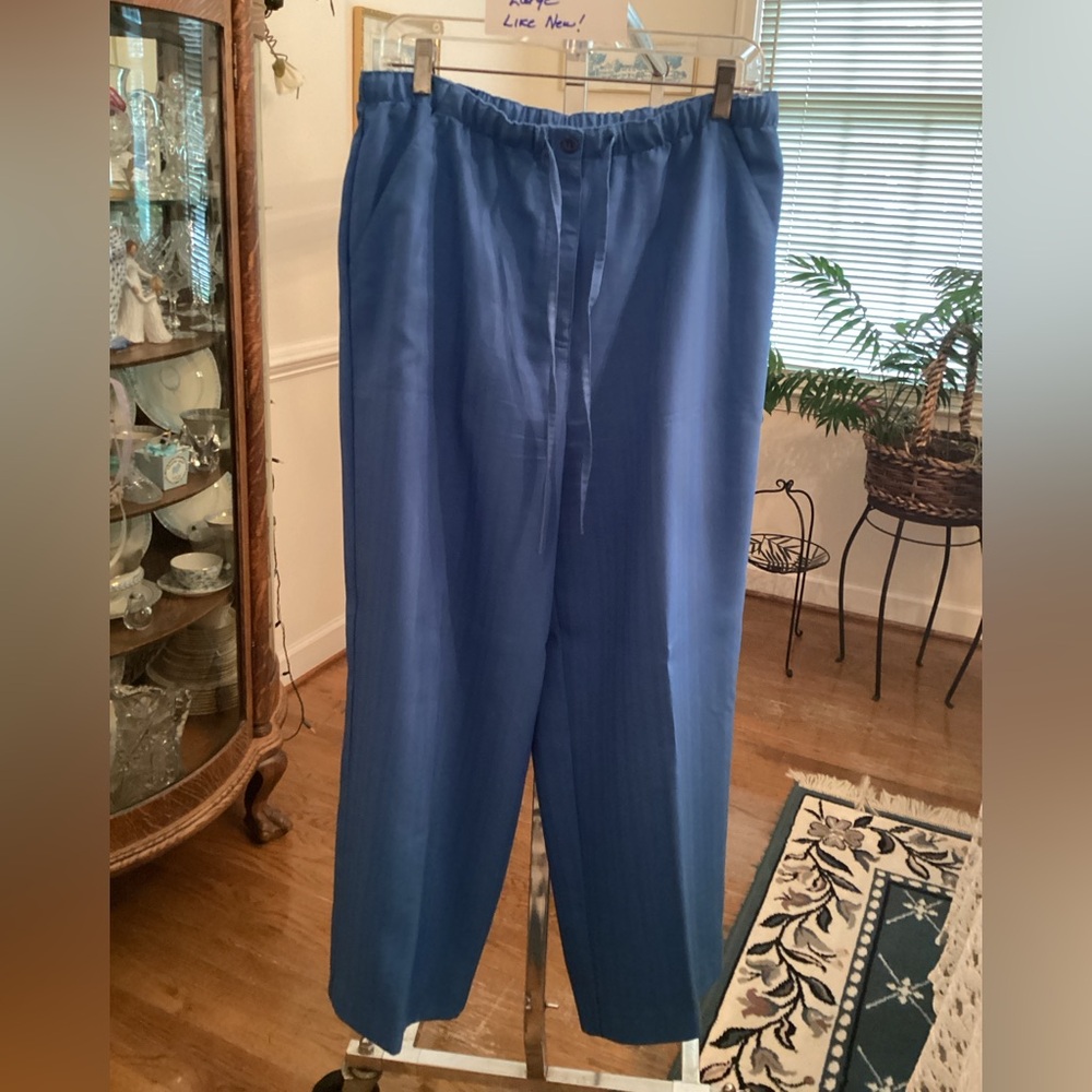 LADIES’ BLUE WIDE LEG PANTS - LARGE - LIKE NEW!!







Blue Pants